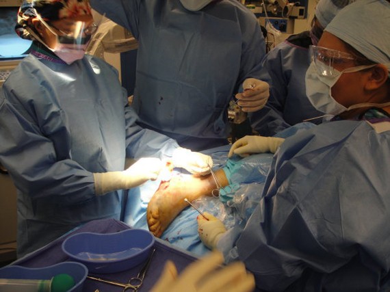 podiatist-in-surgery